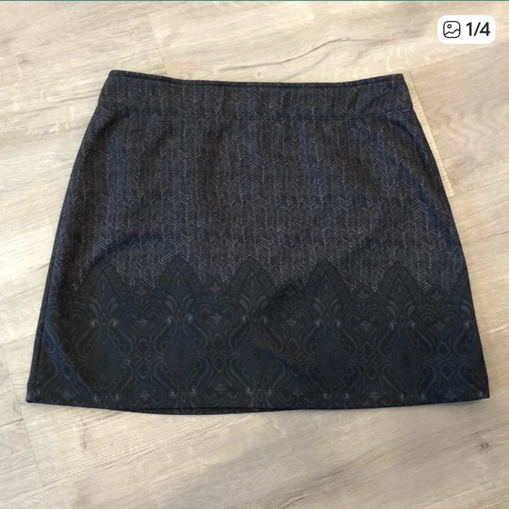 Athleta black Patterned Mini Skirt with fleece lining. Super cozy and flexible.